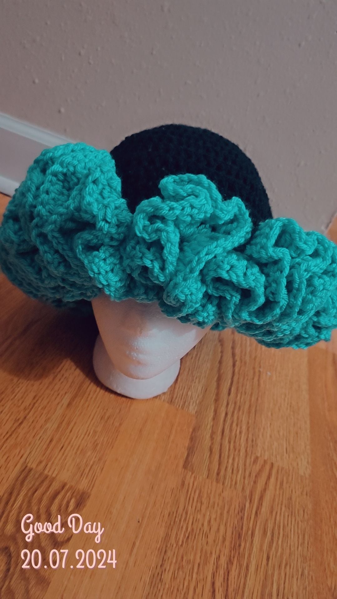 Ruffle Hat (Multicolor)